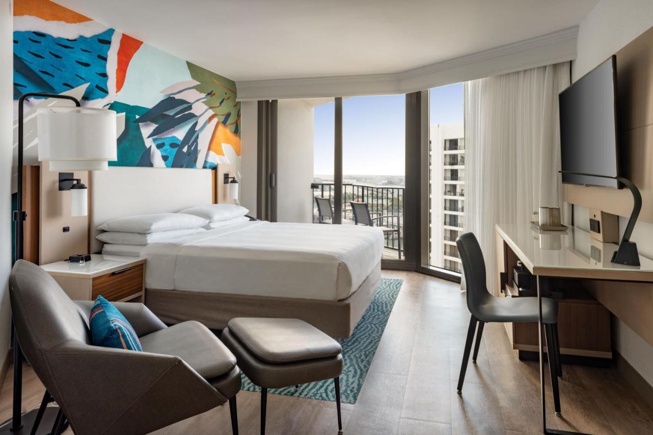 Отель Miami Marriott Biscayne Bay Экстерьер фото